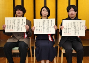 織田作之助賞を受賞した(左から)島口大樹さんと谷崎由依さん、青春賞に選ばれた高橋菜々実さん=大阪市中央区で2026年3月4日、三村政司撮影