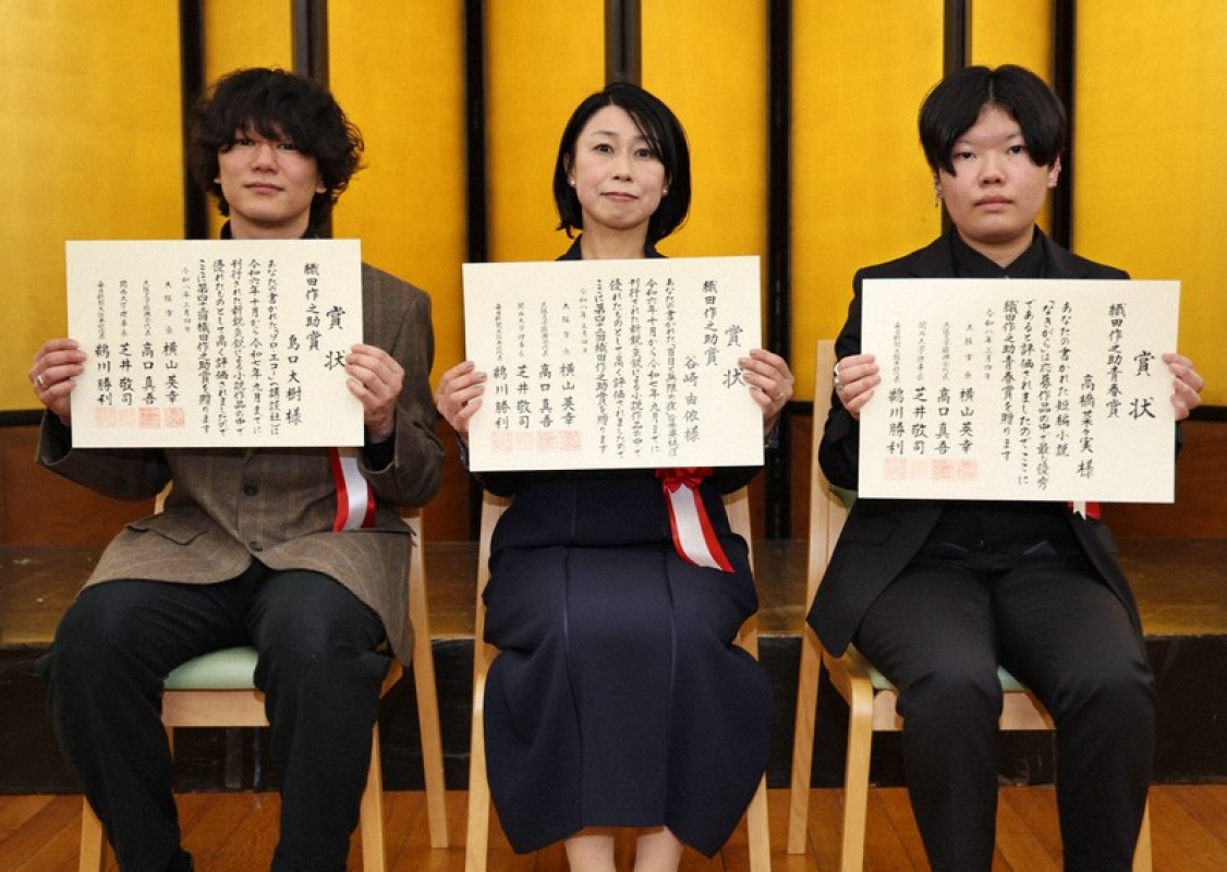 織田作之助賞を受賞した（左から）島口大樹さんと谷崎由依さん、青春賞に選ばれた高橋菜々実さん＝大阪市中央区で2026年3月4日、三村政司撮影